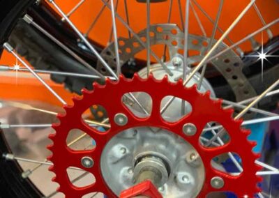 Anodisation de cerceaux de jantes moto et de pignon et moyeux passés au microbillage - Pro Schade, Liège, Bruxelles, Verviers, Namur, Charleroi