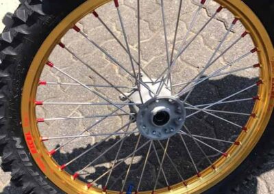 Anodisation de cerceaux de jantes moto et de nipples de rayons et moyeux passés au microbillage - Pro Schade, Liège, Bruxelles, Verviers, Namur, Charleroi