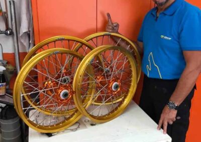 Marc devant 4 Anodisations de cerceaux de jantes moto et des moyeux après microbillage - Pro Schade, Liège, Bruxelles, Verviers, Namur, Charleroi