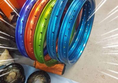 Anodisation de cerceaux de jantes moto après microbillage - Pro Schade, Liège, Bruxelles, Verviers, Namur, Charleroi