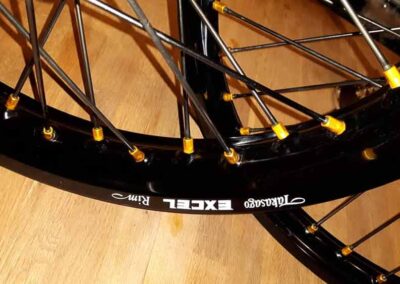 Anodisation de cerceaux de jantes moto et des moyeux après microbillage - Pro Schade, Liège, Bruxelles, Verviers, Namur, Charleroi