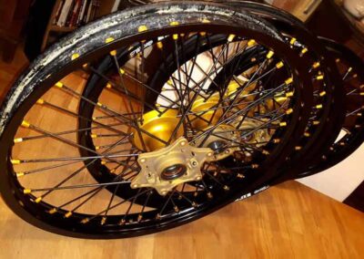 Anodisation de cerceaux de jantes moto et des moyeux après microbillage - Pro Schade, Liège, Bruxelles, Verviers, Namur, Charleroi