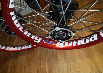 Anodisation de cerceaux de jantes moto et pose d'autocollants - Pro Schade, Liège, Bruxelles, Verviers, Namur, Charleroi
