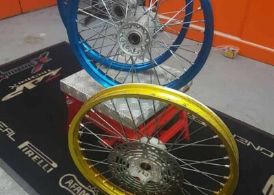 Anodisation de cerceaux de jantes moto et moyeux passés au microbillage - Pro Schade, Liège, Bruxelles, Verviers, Namur, Charleroi