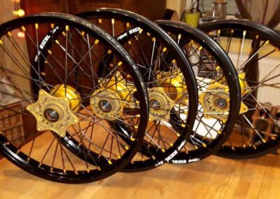 Anodisation de cerceaux de jantes moto et des moyeux après microbillage - Pro Schade, Liège, Bruxelles, Verviers, Namur, Charleroi