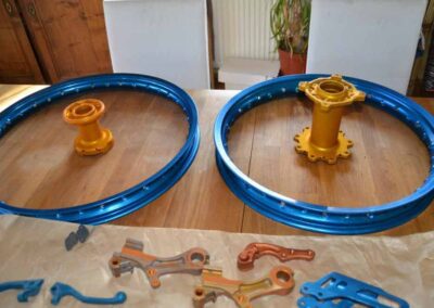 Anodisation de cerceaux de jantes moto et des moyeux après microbillage - Pro Schade, Liège, Bruxelles, Verviers, Namur, Charleroi