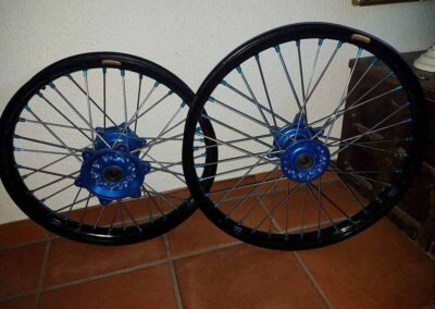 Anodisation de cerceaux de jantes moto et des moyeux après microbillage - Pro Schade, Liège, Bruxelles, Verviers, Namur, Charleroi