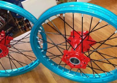 Anodisation en bleu de cerceaux de jantes moto et peinture des moyeux en rouge après microbillage - Pro Schade, Liège, Bruxelles, Verviers, Namur, Charleroi
