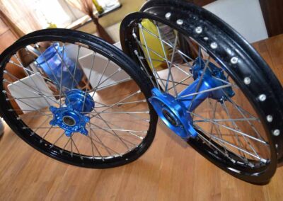 Anodisation de cerceaux de jantes moto et des moyeux après microbillage - Pro Schade, Liège, Bruxelles, Verviers, Namur, Charleroi