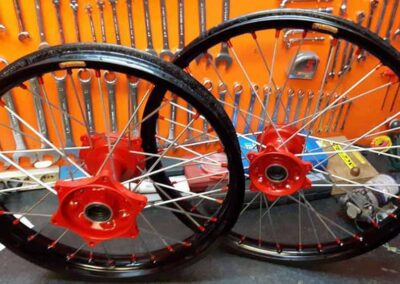 Anodisation de cerceaux de jantes moto et peinture des moyeux après microbillage - Pro Schade, Liège, Bruxelles, Verviers, Namur, Charleroi