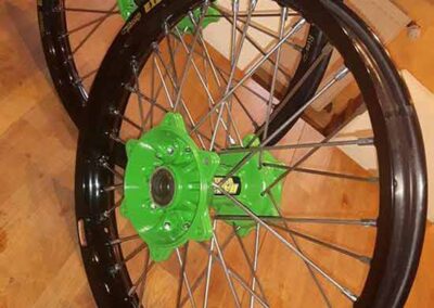 Anodisation de cerceaux de jantes moto et peinture des moyeux après microbillage - Pro Schade, Liège, Bruxelles, Verviers, Namur, Charleroi