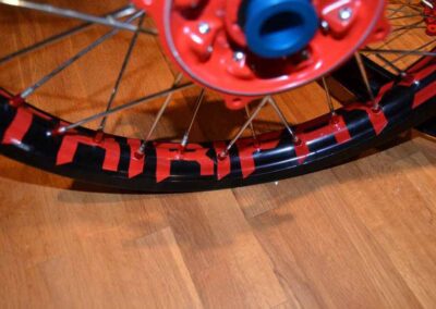 Anodisation de cerceaux de jantes moto et pose d'autocollants - Pro Schade, Liège, Bruxelles, Verviers, Namur, Charleroi