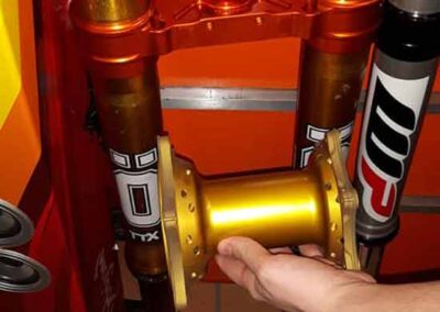 Fourreaux, tubes et tés de fourche moto et moyeux de roue moto anodisés par Pro Schade, Liège, Verviers, Namur
