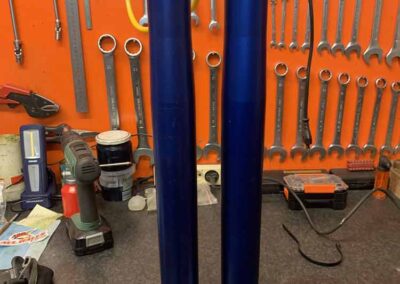 Fourreaux de fourche moto anodisés bleu par Pro Schade
